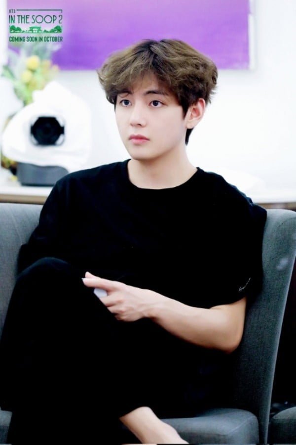 Knetz يتحدثون عن وسامة V عضو Bts هذه الأيام