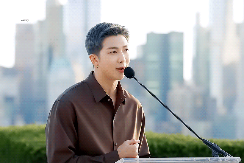 قائد Bts نامجون يبدو كسياسي شاب + تعليقات مستخدمي الأنترنت