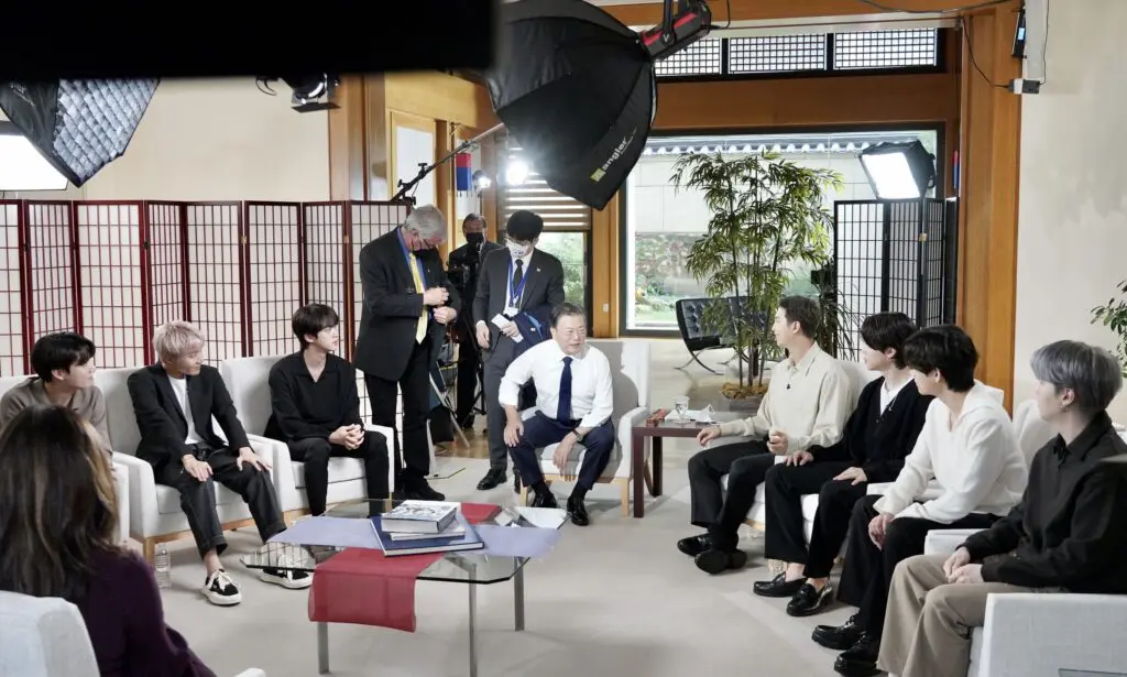 الرئيس الكوري يعترف لأعضاء BTS بأن كلماتهم كانت أكثر فاعلية من كلماته