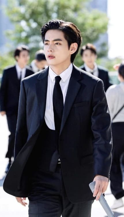 صور كيم تايهيونغ Bts تصدم مستخدمي الإنترنت لوسامته التي لا تصدق