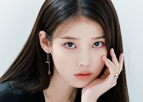آيو IU , انجازات , مسلسلات , اغاني , معجبيها من المشاهير