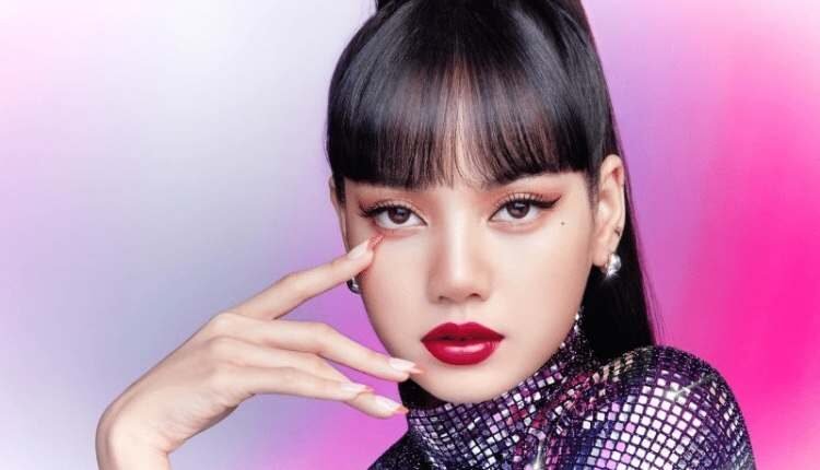 أثارت ليسا من BLACKPINK في عرض سيلين شتاء 2022 إعجاب محبي الكيبوب بظهورها الأنيق على مدرج العرض مدرج . في 4 مايو ، أصدرت "CELINE