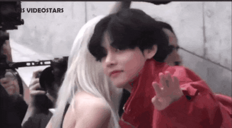 عضوة بلاكبينك ليسا تنادي تاي ب " اووبا " : نقاش مستخدمي الانترنت