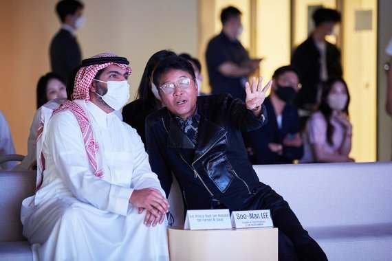 المدير التنفيذي لوكالة SM لي سو مان يلتقي بوزير الثقافة السعودي لمناقشة التعاون الثقافي