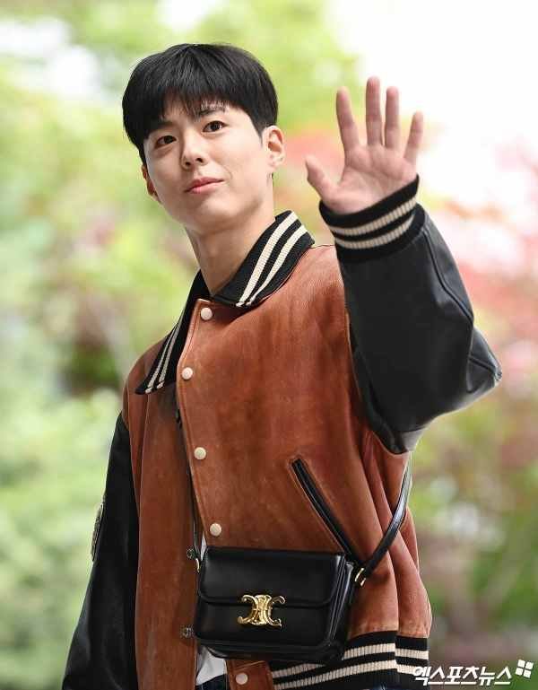 الممثل بارك بوقوم وتاي من bts و ليسا بلاكبينك يغادرون لحضور عرض سيلين