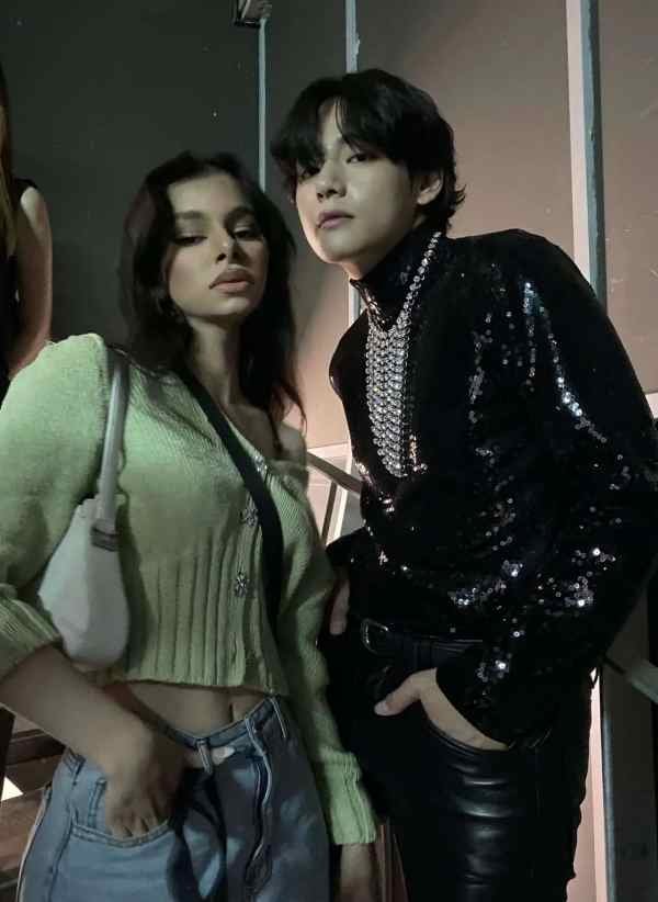 صورة تاي و ليسا وبارك بو غوم في عرض CELINE في أسبوع الموضة في باريس
