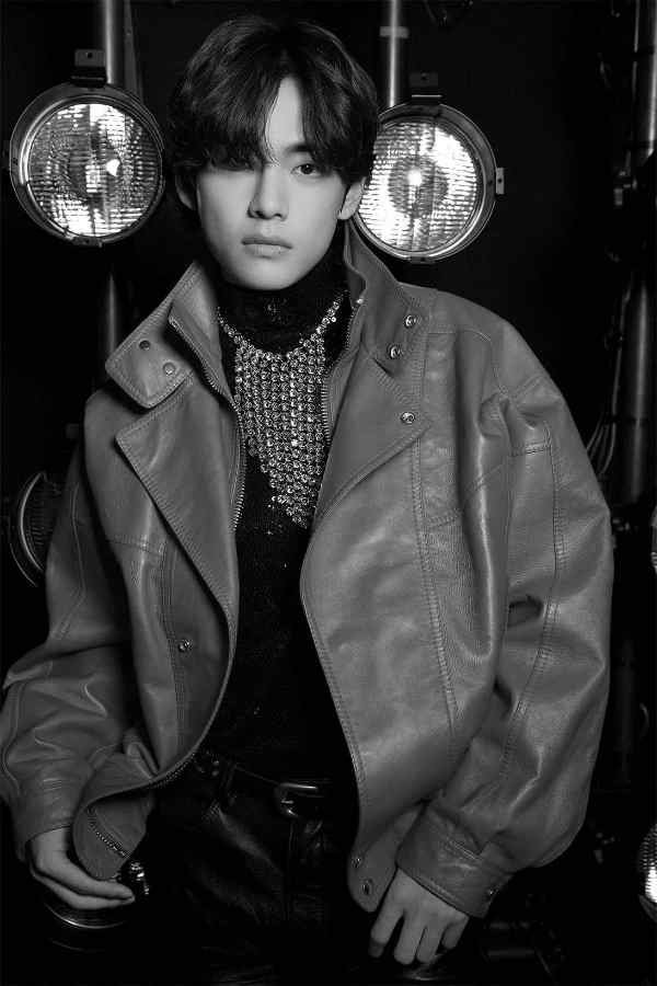 صورة تاي و ليسا وبارك بو غوم في عرض CELINE في أسبوع الموضة في باريس