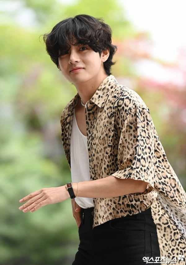 الممثل بارك بوقوم وتاي من bts و ليسا بلاكبينك يغادرون لحضور عرض سيلين