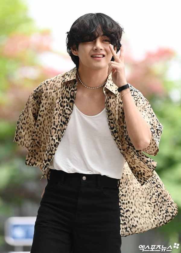 الممثل بارك بوقوم وتاي من bts و ليسا بلاكبينك يغادرون لحضور عرض سيلين