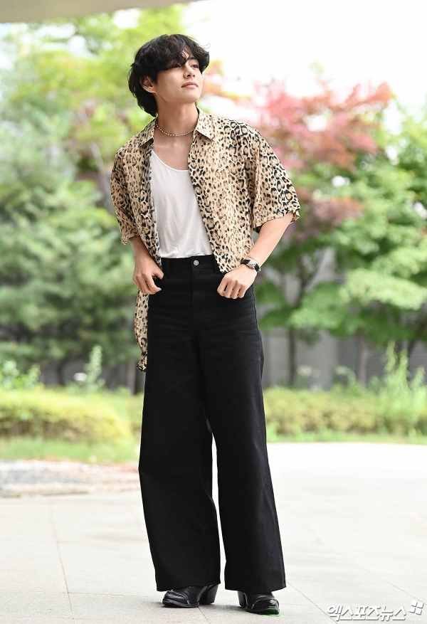 الممثل بارك بوقوم وتاي من bts و ليسا بلاكبينك يغادرون لحضور عرض سيلين