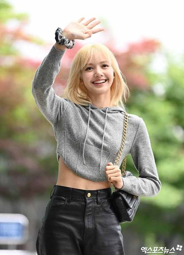 الممثل بارك بوقوم وتاي من bts و ليسا بلاكبينك يغادرون لحضور عرض سيلين