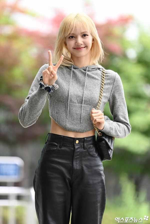 الممثل بارك بوقوم وتاي من bts و ليسا بلاكبينك يغادرون لحضور عرض سيلين