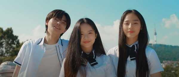 عضوتي نيوجينز هاني و مينجي كان ظهورهما الاول في MV بتس