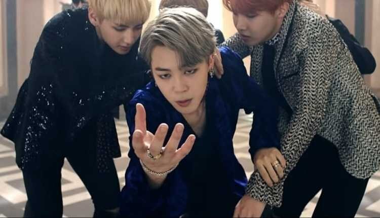 المعجبون اليابانيون يصوتون لجيمين عضو BTS في 'Blood Sweat Tears' كأفضل أداء موسيقي يرفرف القلب من آيدول ذكر.