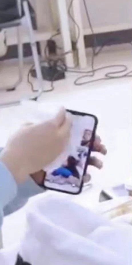 هذا الايدول يستعمل صورة هارين نيوجينز كخلفية هاتف
