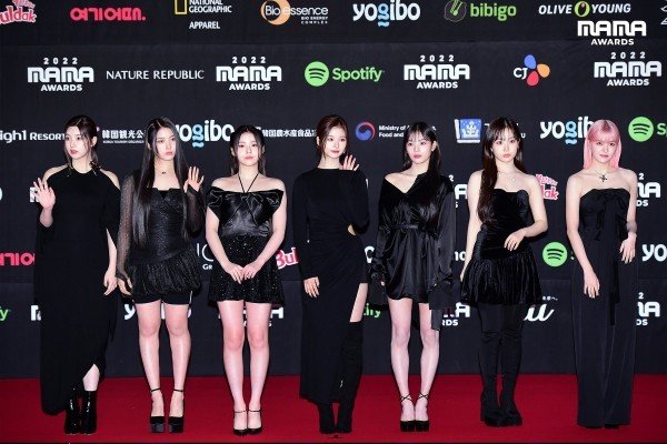 مشاهير كوريا يتألقون على السجادة الحمراء في حفل توزيع جوائز MAMA 2022 (اليوم الأول)