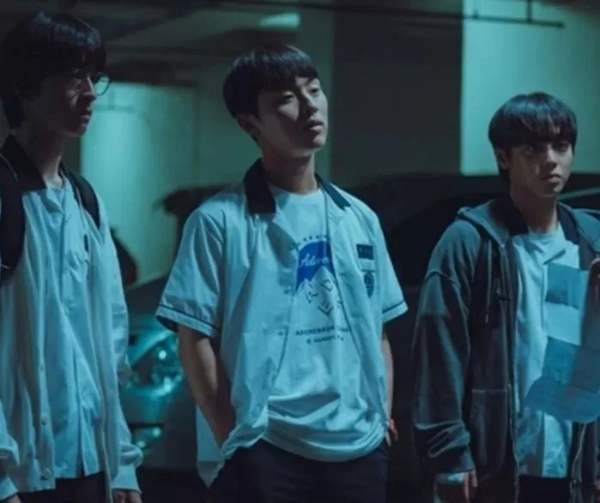 تلقت دراما بطل ضعيف صف 1 ردود فعل متفجرة