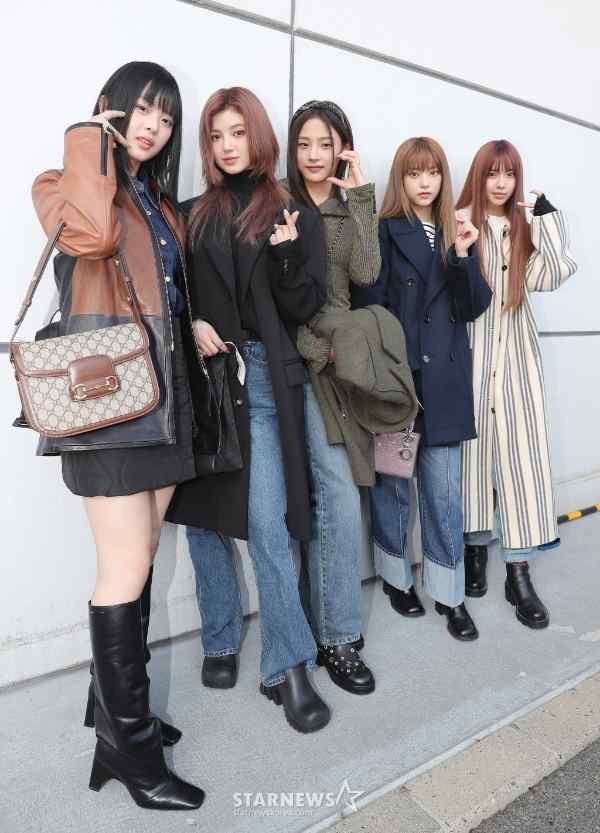 ازياء المطار اعضاء نيوجينز الفاخرة؟ آراء K-netizens