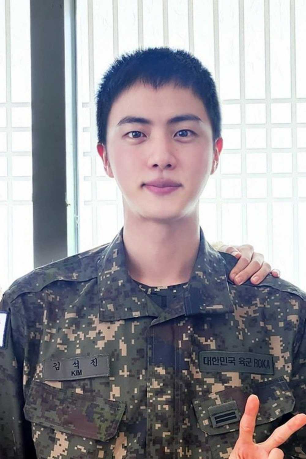 مستخدمو الإنترنت يعلقون على تحول شعر جين بتس خلال خدمته العسكرية